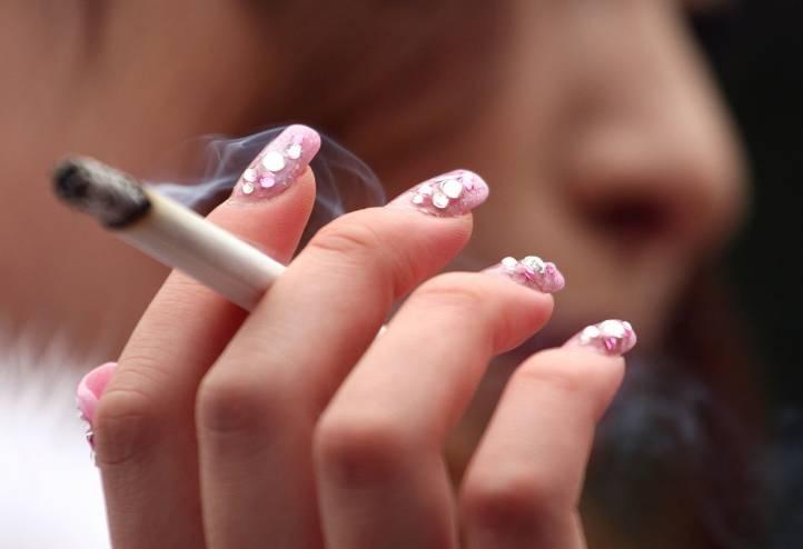 حبوب منع الحمل تهدد المدخنات بجلطة الدم