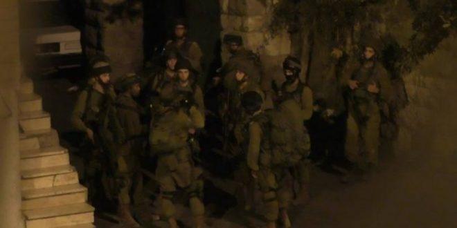 اعتقالات ومداهمات بانحاء متفرقة بالضفة والاحتلال يدعي مصادر سلاح في جنين