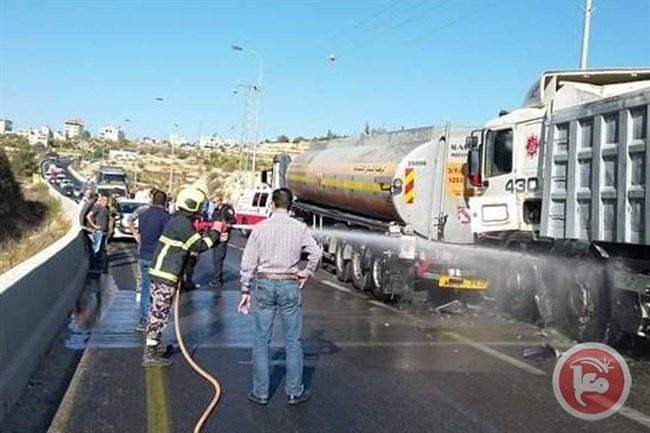 الدفاع المدني يزيل وقودا مسالا بسبب حادث سير على شارع 60