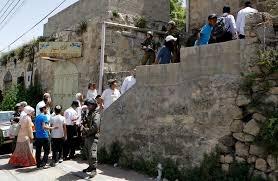 مستوطنون يؤدّون شعائر توراتية وسط الخليل