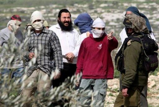 تمديد اعتقال مستوطنين اعتدوا على عامل فلسطيني