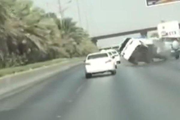 فيديو- انقلاب مروع لسائق في حالة غير طبيعية على طريق سريع بالرياض