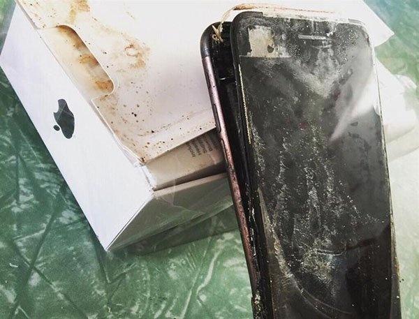 صور- بعد احتراق نوت 7.. انفجار آيفون 7 قبل تسليمه لأحد العملاء