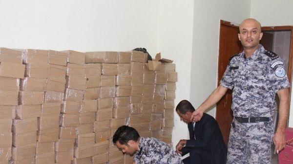 ضبط كميات كبيرة من مواد التجميل المزورة في الخليل