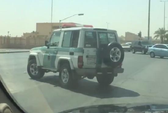 فيديو- مواطن يوثق دورية مرور تخالف الأنظمة وتقطع الإشارة