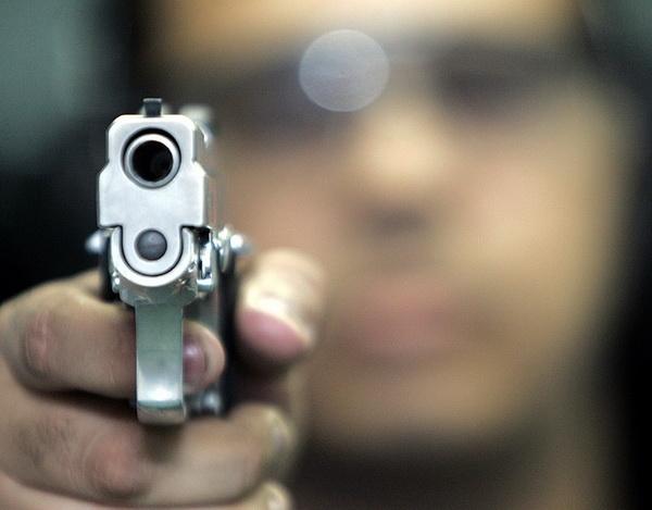 اصابة شاب بجراح خطيرة جراء تعرضه لاطلاق نار