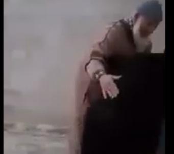 عجوز يتحرش بامرأة ويحاول اغتصابها وهذا ما فعلته به!!
