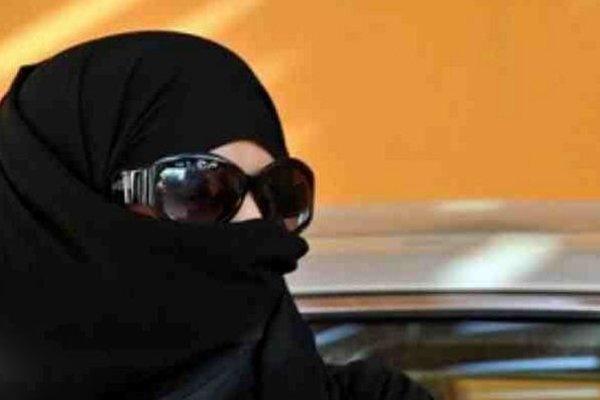 شاعر خليجي معروف يبتز زوجته السعودية بنشر صورها بأرقام إيرانية