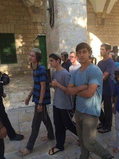 عشرات المستوطنين يقتحمون باحات المسجد الأقصى