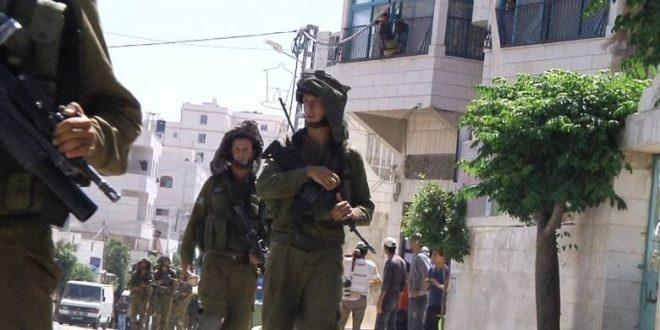 الخليل: اصابات بالاختناق جراء اطلاق الاحتلال قنابل الغاز أثناء تفتيش منزل أسير