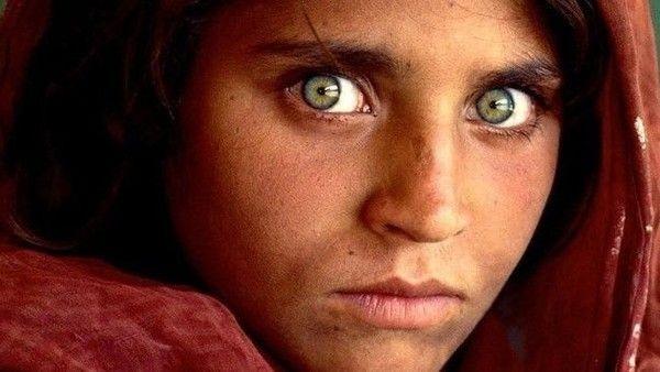 لماذا اعتقلوا صاحبة أشهر صورة بالقرن العشرين؟