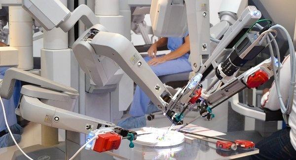 أول عملية جراحية في العين باستخدام روبوت