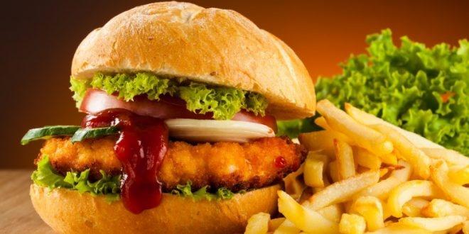 فيسبوك تتيح لمستخدميها طلب وجبات غذائية