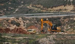 الاحتلال يجرف نحو 40 دونما من أراضي المواطنين غرب الخليل