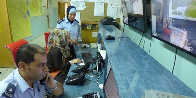 الشرطة تحقق أمنية سيدة بالتطوع للعمل في الشرطة بالخليل‎