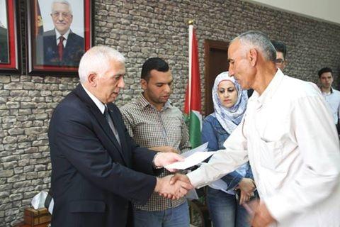 حميد يوزع مساعدات للمتضررين من الاحتلال ومستوطنيه