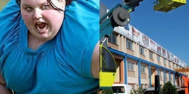 نقل سيدة إلى المستشفى بمساعدة رافعة.. وزنها لا يصدق!
