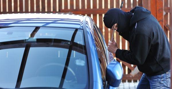 في الخليل -طريقة جديدة للسرقة : الإختباء داخل سيارة