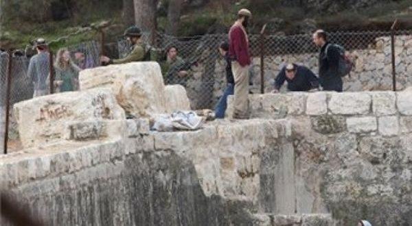 مستوطنون يقتحمون 