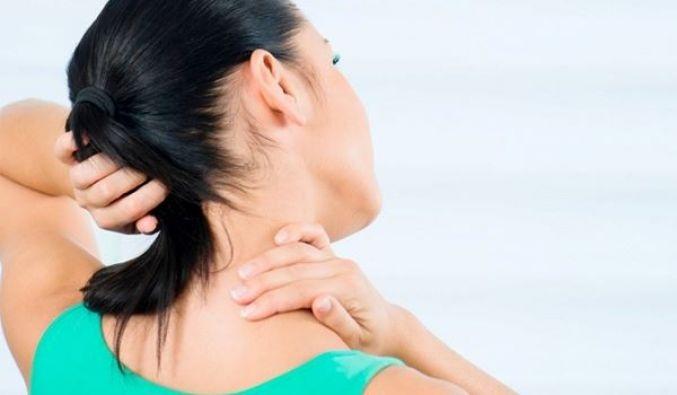 طريقة سهلة لعلاج تيبّس الرقبة