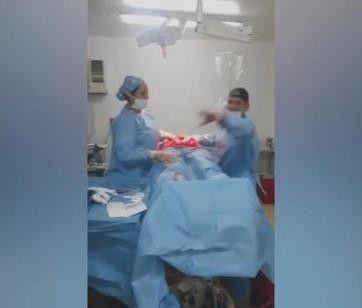 فيديو: طبيب يرقص أثناء شق بطن المريض