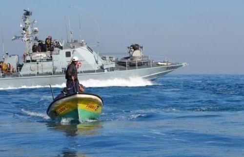 زوارق الاحتلال تستهدف مراكب الصيد شمال قطاع غزة