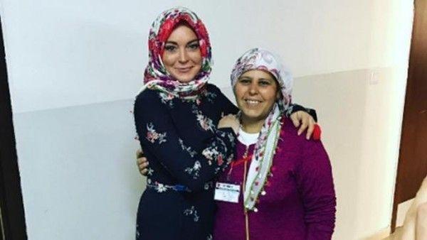 ممثلة أميركية شهيرة تلبس الحجاب