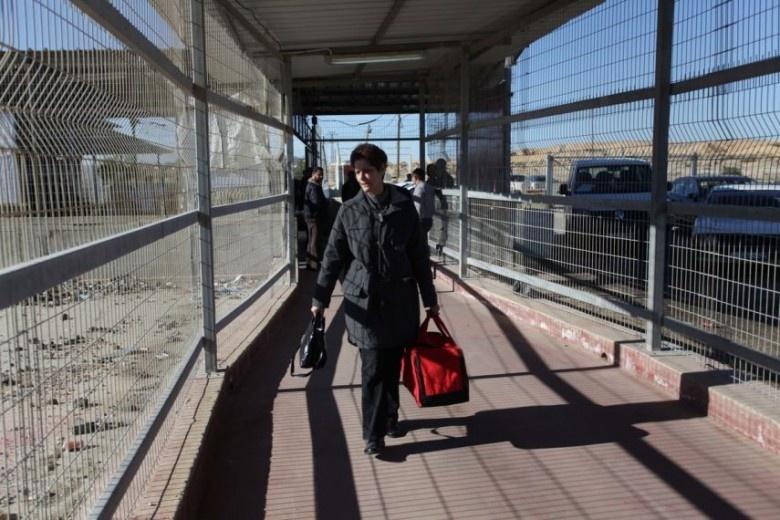 الاحتلال يمنع ناشطة من التوجه للأراضي الفلسطينية