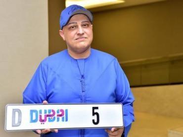 هندي مهوس يدفع 33 مليون درهم على رقم لوحة السيارة !