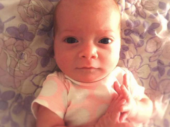 صور| لم تتوقّف هذه الطفلة عن البكاء أبداً.. وعند نزع جواربها كانت المفاجأة!