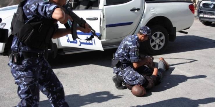 إلقاء القبض على شخص لحيازته مواد مخدرة داخل منزله في جنين