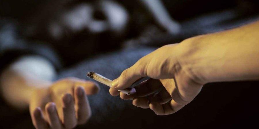 مواطن من الخليل يبلغ الشرطة عن والده لتعاطيه المخدرات