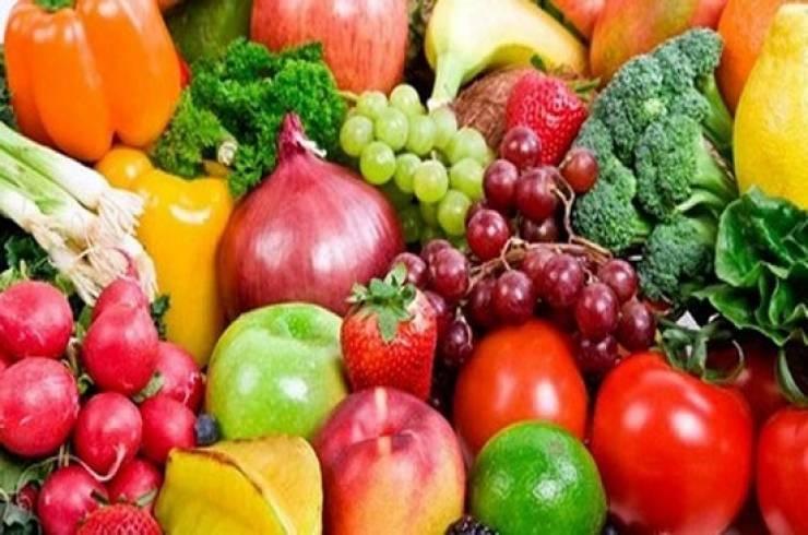 ايهما أكثر فائدة... الفواكه الحمراء أم الخضراء؟