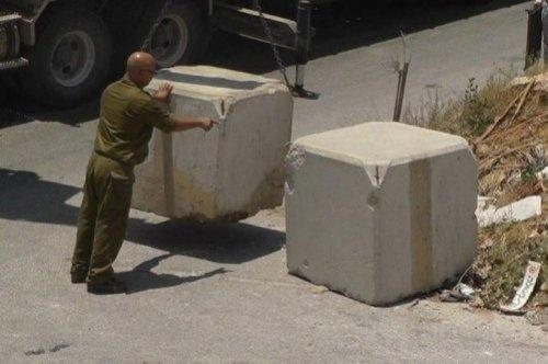الاحتلال يغلق طريقين بالمكعبات الإسمنتية وسط مدينة الخليل
