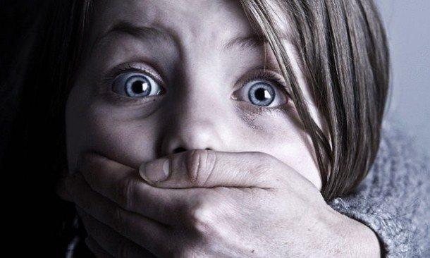مُسنّ استدرج طفلاً للاعتداء عليه وأثناء نزع ملابسه حدث ما لم يتوقّعه!