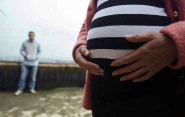 إدعت أنها حامل ثم قتلت صديقتها وسرقت طفلتها
