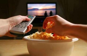 دراسة: لا تتناول الطعام أثناء مشاهدة التلفزيون
