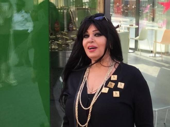 شاهد كيف تحتفظ فيفي عبده بأكفان في منزلها!