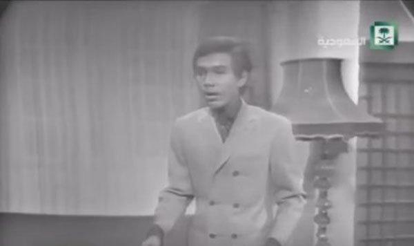 شاهد- مقطع نادر للفنان محمد عبده وهو ممثل في شبابه