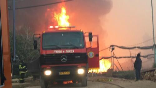 حريق واسع غرب نابلس يهدد عددا من منازل المواطنين