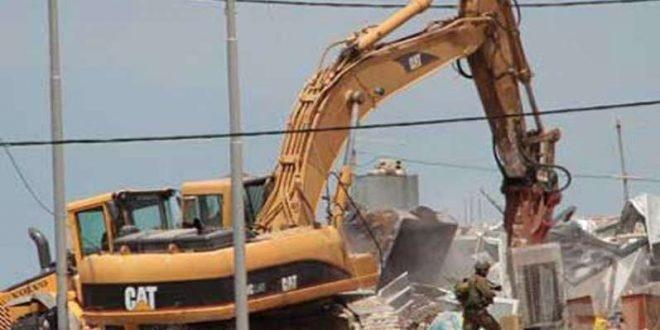 جرافات الاحتلال تهدم بناية في حي بيت حنينا
