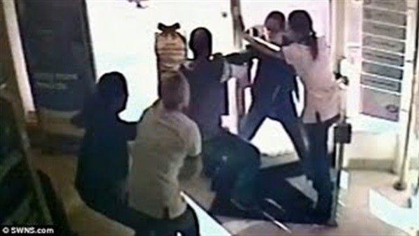 بالفيديو: 4 موظفات يحتجزن لصاً حتى وصول الشرطة