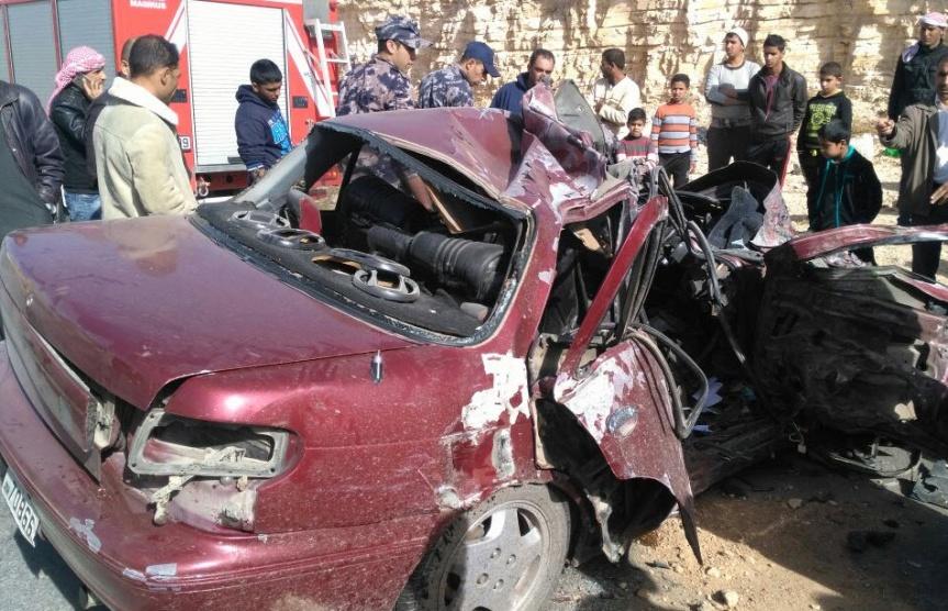 مصرع شخصين واصابة 3 اخرين بحادث تصادم بين باص سياحي في مادبا