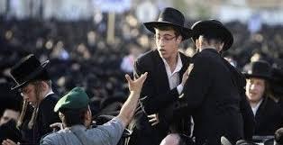 متديّنون يهود يهاجمون ضابطا  بجيش الإحتلال