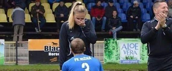 لاعب يطلب الزواج من مساعدة حكم المباراة