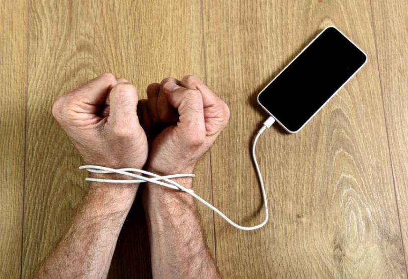 كيف تواجه إدمان الهاتف الذكي وتستمتع بالحياة؟