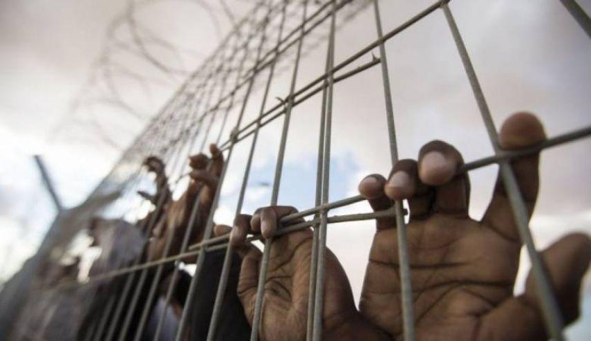 هيئة الأسرى: الأسير المضرب حمور يقبع في زنازين 