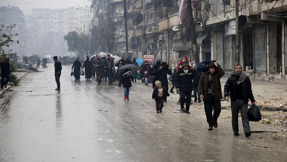سكان يحرقون متعلقاتهم قبل الخروج من حلب