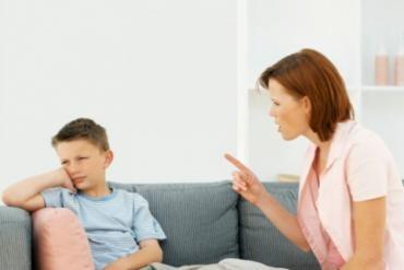 كلمات تدمر نفسية طفلك.. لا تتفوه بها أمامه!