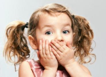 ماذا تفعل عندما يبتلع طفلك شيئاً؟